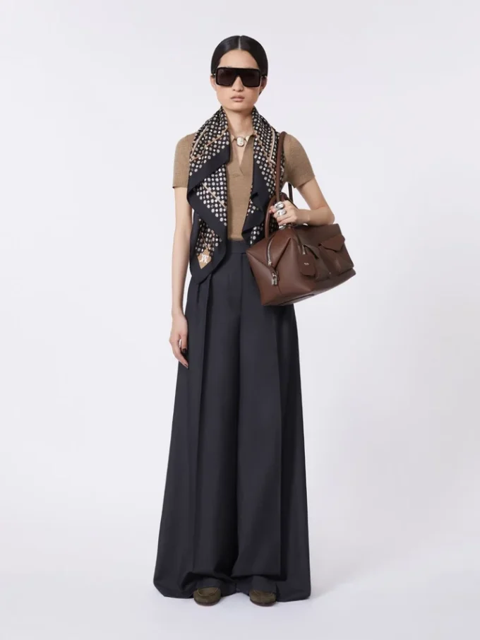 Large leather boston bag with pockets, brown