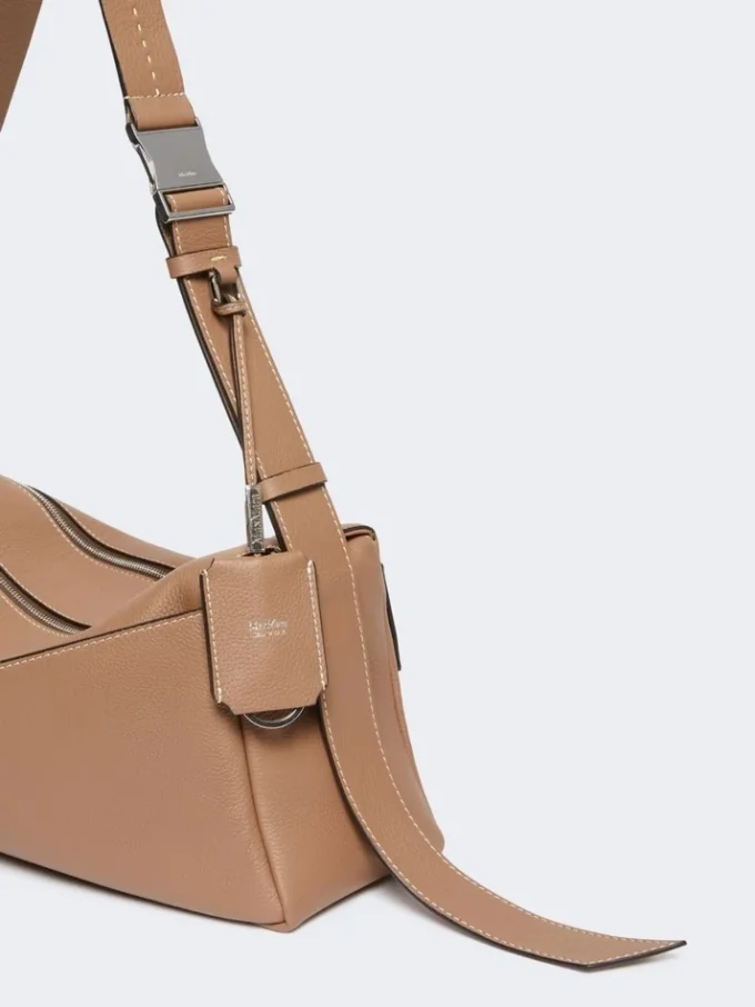 Medium leather shoulder bag, brown Medium leather shoulder bag, brown