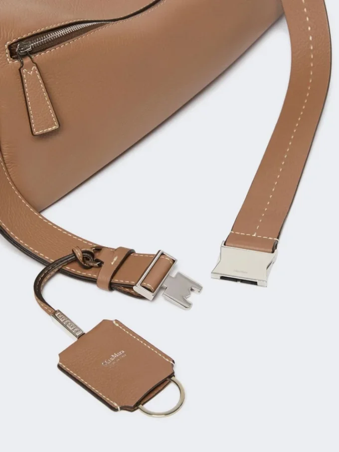 Medium leather shoulder bag, brown Medium leather shoulder bag, brown