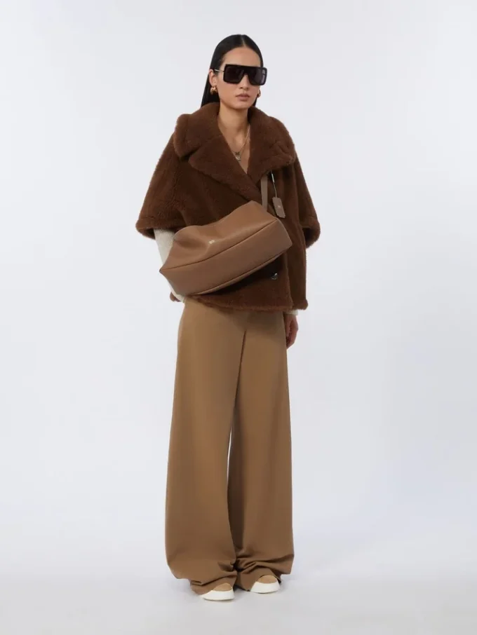 Medium leather shoulder bag, brown Medium leather shoulder bag, brown