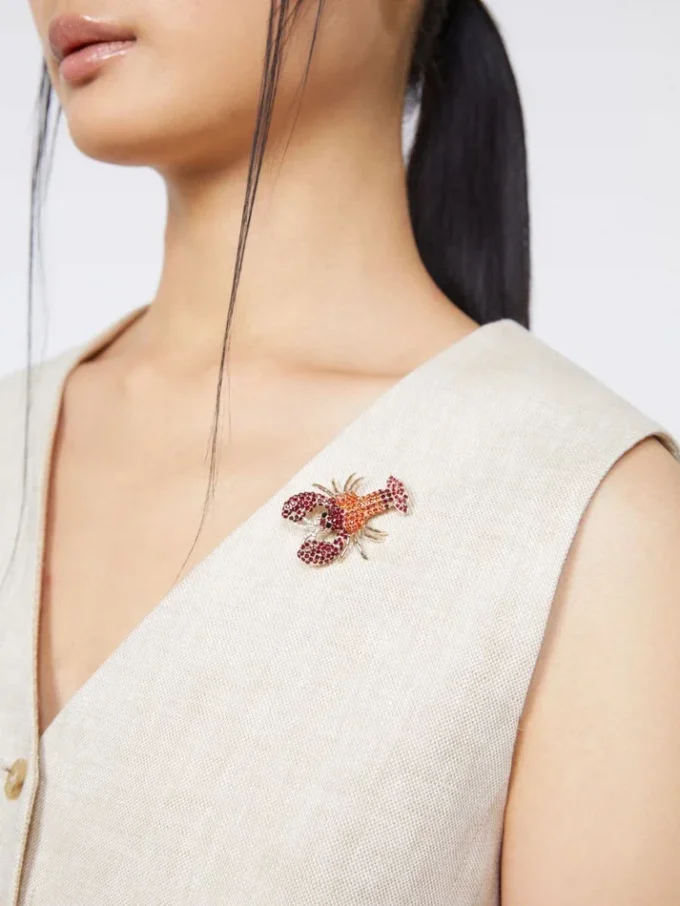 Metal brooch with rhinestones, dark red Metal brooch with rhinestones, dark red