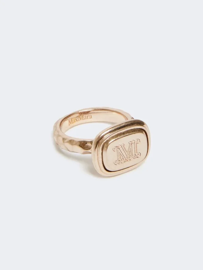 Metal signet ring, gold Metal signet ring, gold