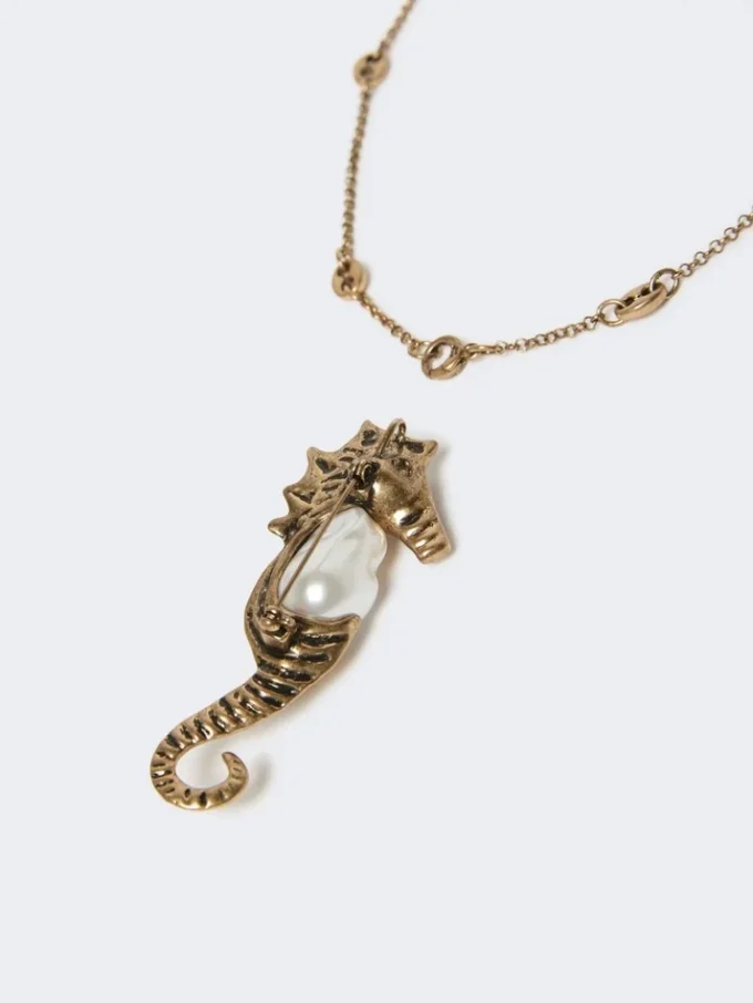 Metallic necklace with pin pendant, gold Metallic necklace with pin pendant, gold