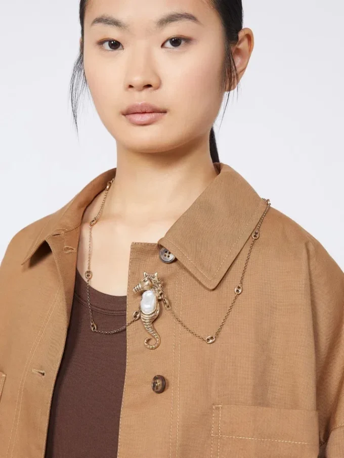 Metallic necklace with pin pendant, gold Metallic necklace with pin pendant, gold