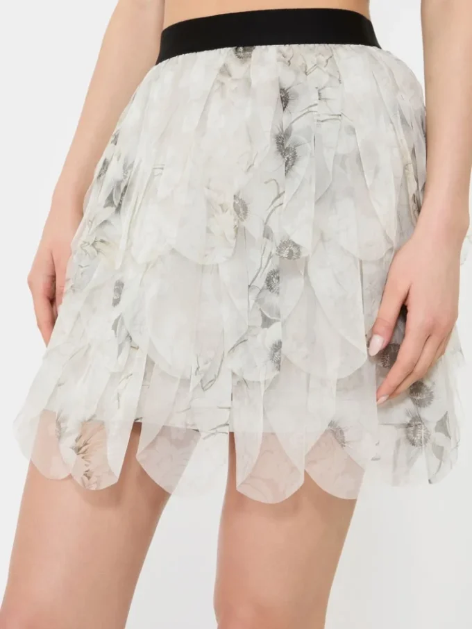 Short skirt with petals in printed organza, pearl grey